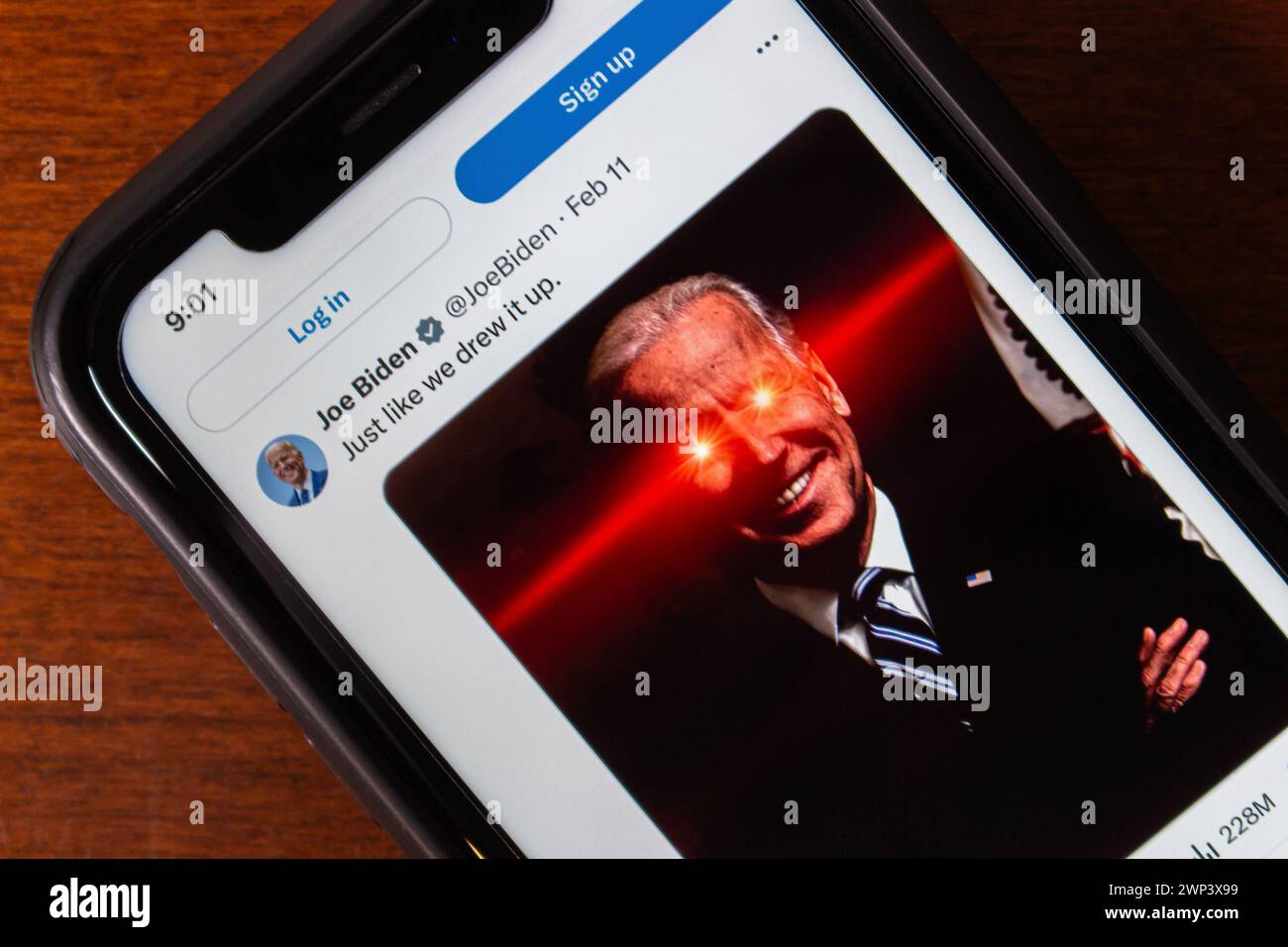 Un post “Just Like We Drew It Up.” Avec l'iconique Joe Biden avec des yeux rouges brillants photo sur X app (anciennement Twitter), vu dans un iPhone Banque D'Images