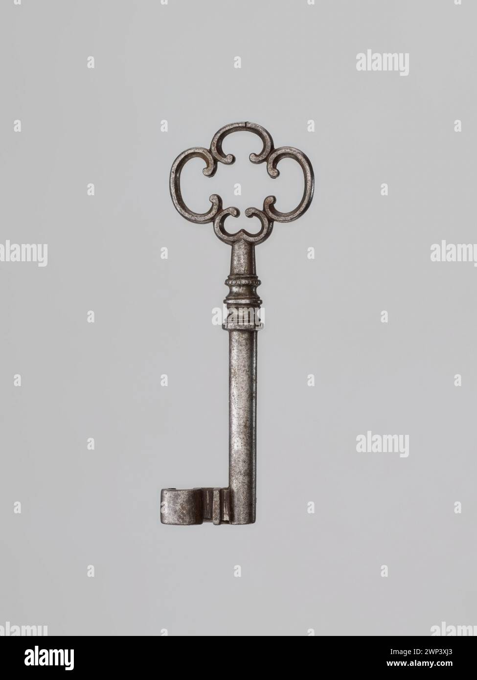 Une clé de verrouillage de meubles du XVIIIe siècle utilisée pour sécuriser les armoires ou les coffres, montrant le design européen de la métallurgie et des éléments fonctionnels. Banque D'Images