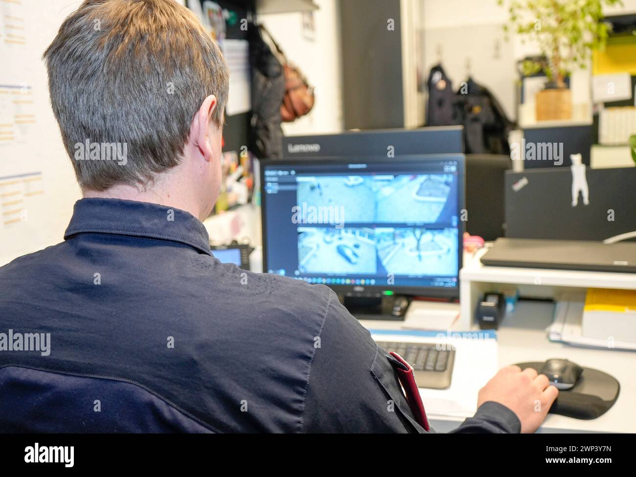 AUT - OESTERREICH, 2024-02-11 : SICHERHEIT PORTRAIT - VIDEOUEBERWACHUNG IN DER STADT WOERGL : BILDER AUS DER ERSTEN UEBERWACHUNGSKAMERA AUF DEM PC DER STADTPOLIZEI WOERGL - HIER MIT KOMMANDANT HANNES NÖCHLER *** AUT OESTERREICH, 2024 02 11 VIDÉOSURVEILLANCE PORTRAIT DE SÉCURITÉ DANS LA VILLE DE WOERGL PHOTOS DE LA PREMIÈRE CAMÉRA DE SURVEILLANCE SUR LE PC DE LA POLICE DE LA VILLE DE WOERGL ICI AVEC LE COMMANDANT HANNES NÖCHLER Banque D'Images