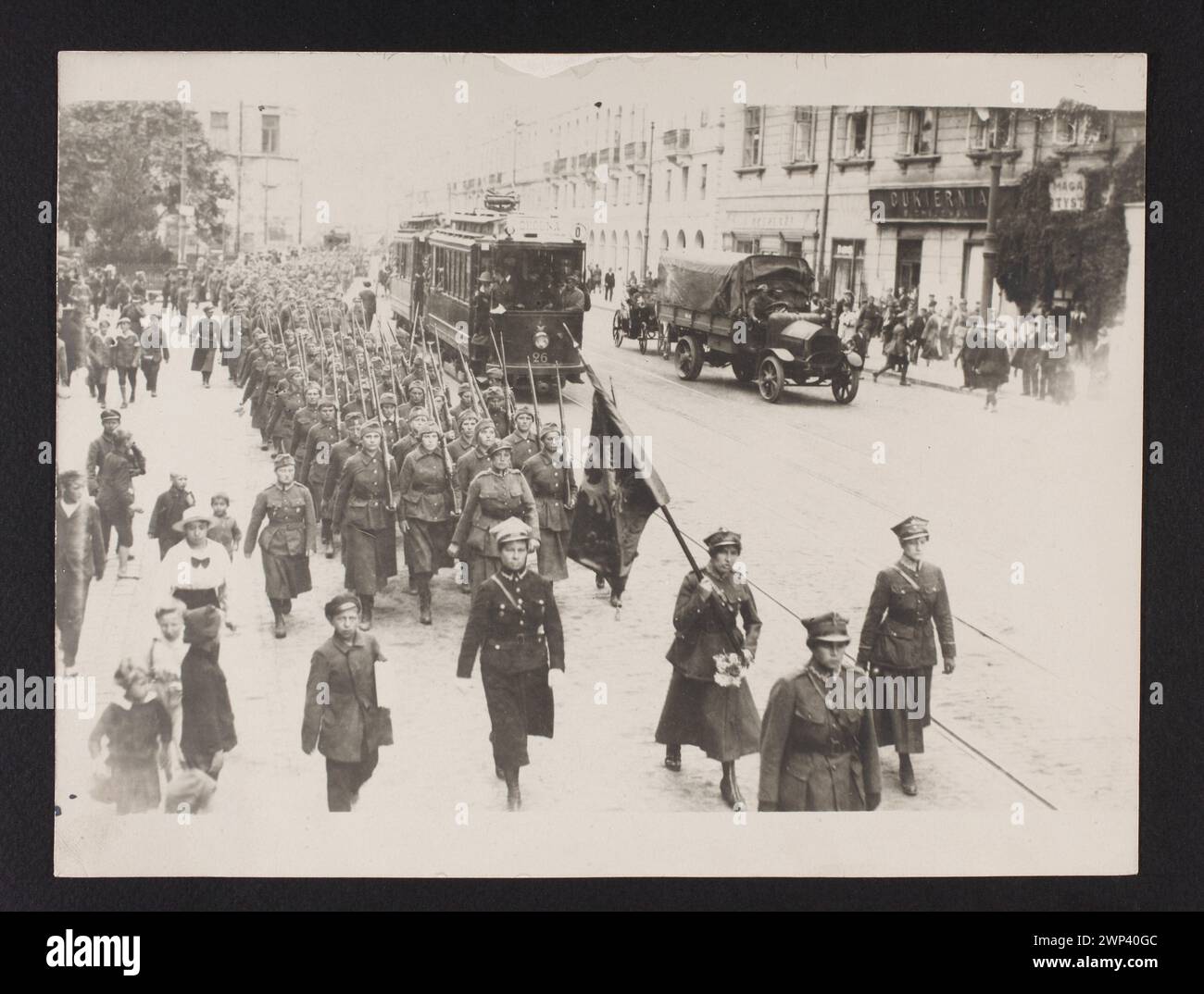 Sortie vers le front des légionnaires ; Agence photographique de Varsovie (Varsovie ; 1920-1922) ; 14.08.1920 (1920-00-00-1920-00-00) ; Varsovie (Voïvodie de Masovie), femmes, uniformes, camions, tramways, Polonais -guerre bolchevique (1919-1920), armée polonaise, achat (provenance), photosensible (Varsovie - exposition - 2009), soldat (femme soldat) Banque D'Images