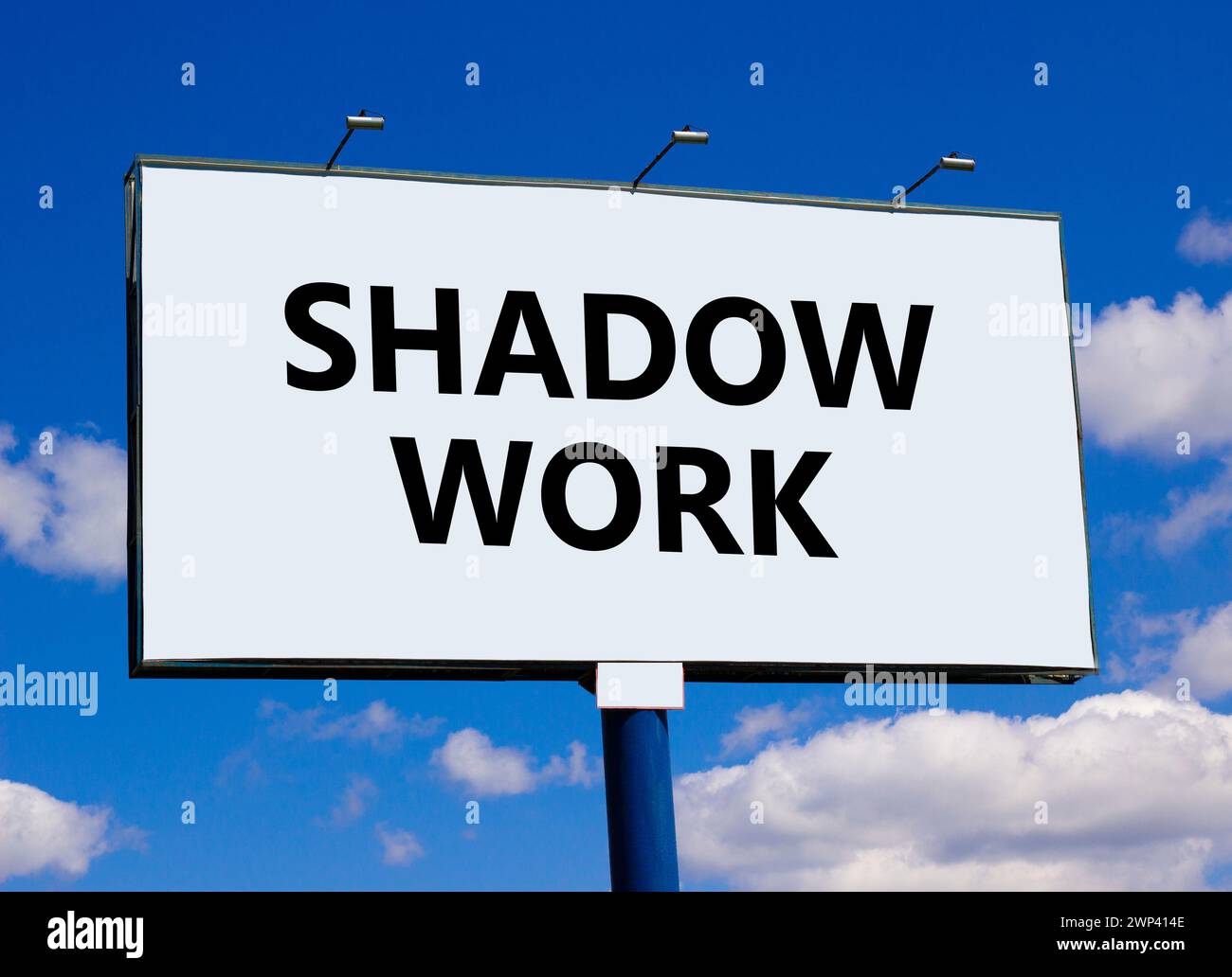 Symbole de psychologie du travail d'ombre. Mots conceptuels Shadow travail sur un beau panneau d'affichage blanc. Beau fond bleu ciel blanc nuage. L'ombre de psychologie WO Banque D'Images