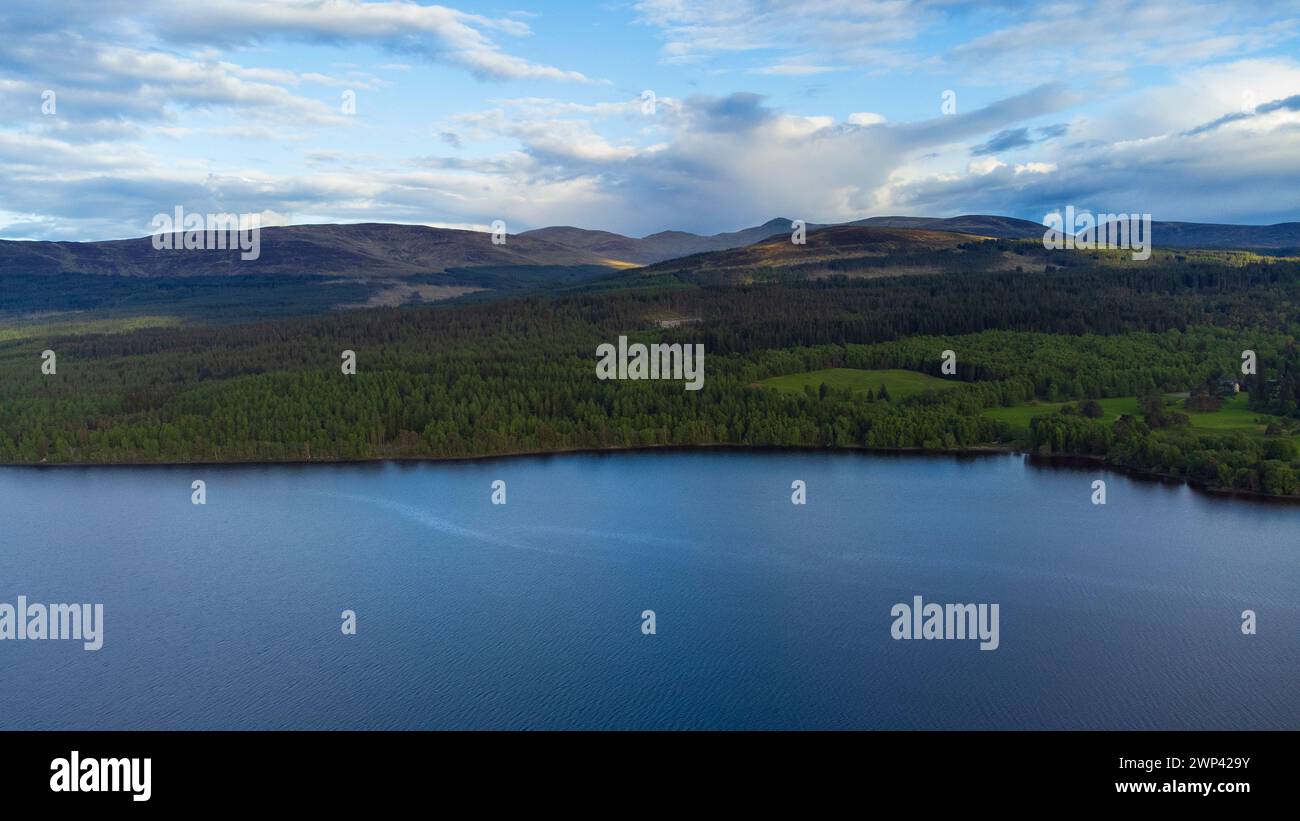 Vue aérienne du Loch Tummel regardant vers le nord au-dessus du loch dans les Highlands écossais d'Écosse Royaume-Uni Banque D'Images