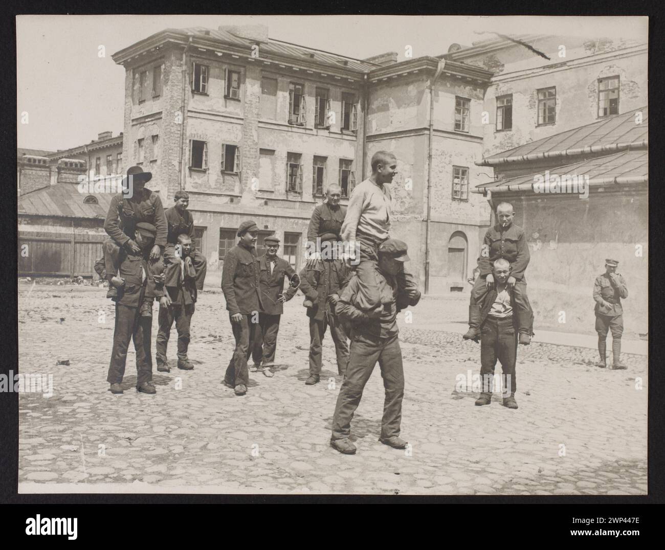 Même bolchevique en captivité polonaise ; Agence photographique de Varsovie (Varsovie ; 1920-1922) ; 1920 (1920-00-00-1920-00-00) ; bolcheviks, prisonniers, captivité, Polonais -guerre bolchevique (1919-1920), armée soviétique, achat (provenance), photosensible (Varsovie - exposition - 2009) Banque D'Images