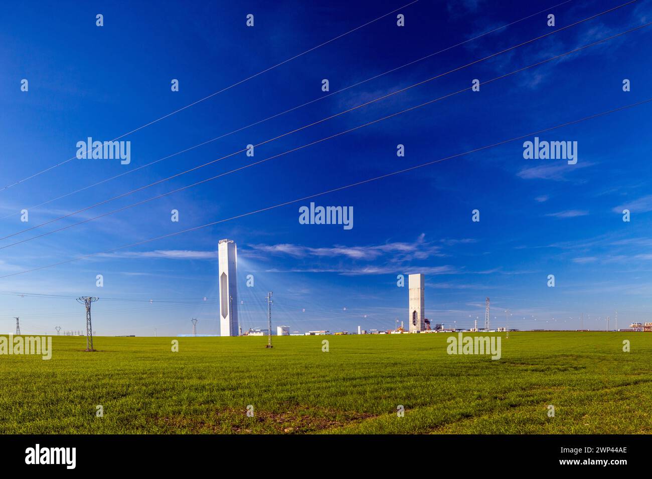 Tour d'une usine thermosolaire debout haut contre un ciel bleu vibrant en Espagne. Banque D'Images