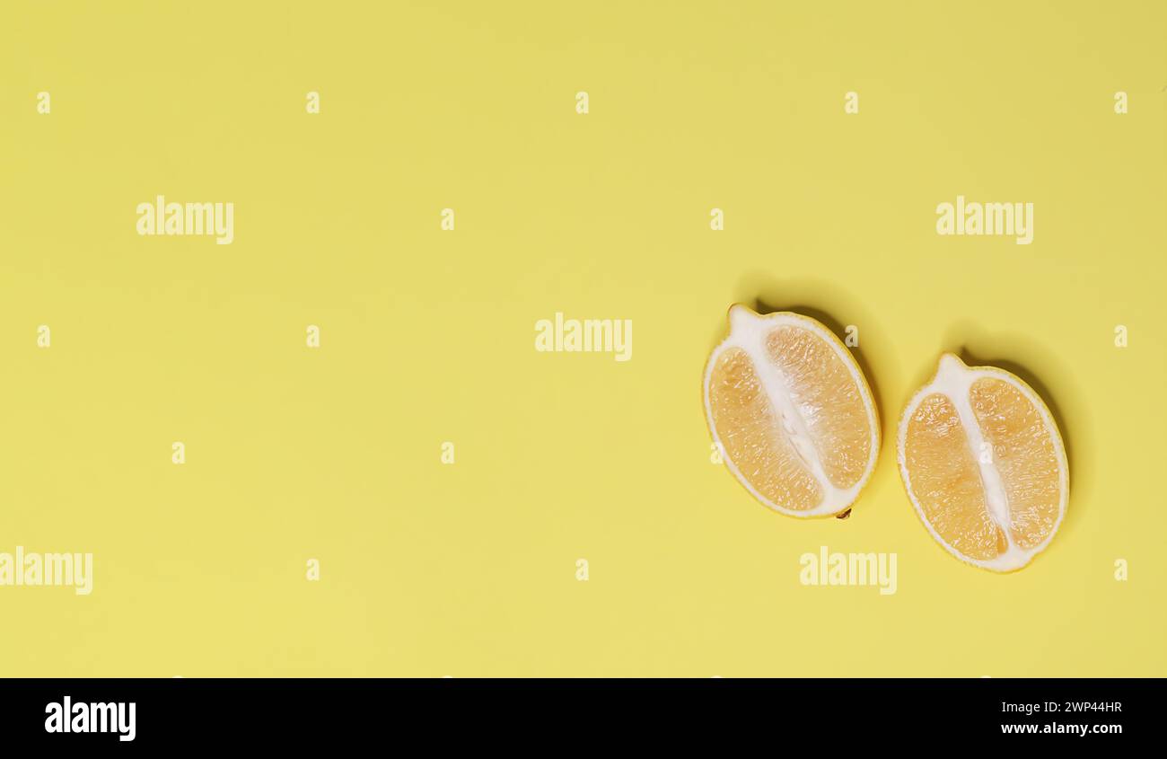 vue de dessus de deux moitiés de citron sur fond jaune Banque D'Images