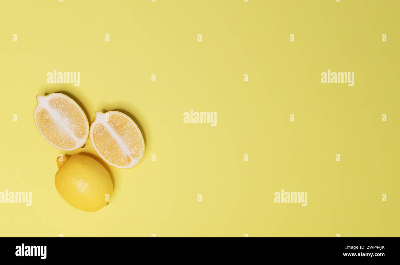 vue de dessus de tranchées en demi citrons sur fond jaune Banque D'Images