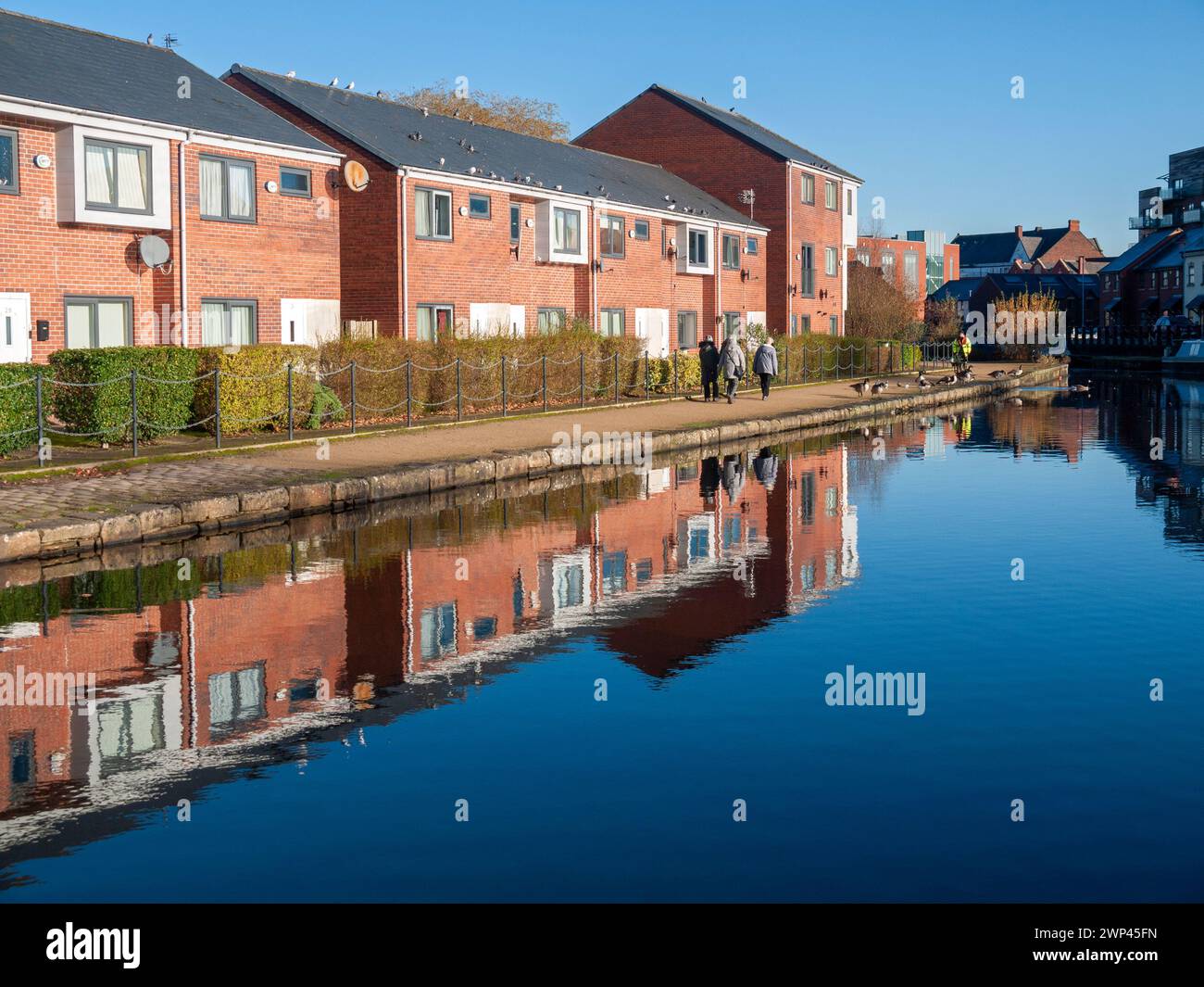 Maisons modernes à Droylsden Marina, sur le canal Ashton, Droylsden, Tameside, Manchester, Angleterre, ROYAUME-UNI. Banque D'Images