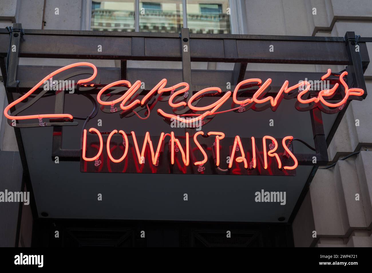 Enseigne lumineuse au néon pour Langans en bas sur la façade extérieure de Langan's Brasserie sur Stratton Street, Piccadilly, Londres, Angleterre, Royaume-Uni Banque D'Images