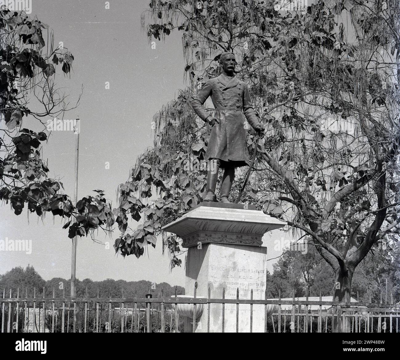 Années 1930, historique, Quetta, Inde britannique et la statue de Sir Hugh Shakespear Barnes, K. C. S. I K. C. V. O. Commissaire en chef et comme l'inscription dit..un gent au gouverneur général au Baloutchistan 1898-1900. Le mémorial se trouvait auparavant en face de la bibliothèque de Sandamen, mais ce bâtiment a été détruit par un tremblement de terre en 1935. Shakespear Barnes était un administrateur anglais dans l'Inde coloniale britannique. La région du Baloutchistan, qui contenait à cette époque une province de commissaire en chef, deviendrait plus tard, avec un certain nombre d'autres états, une partie du Pakistan. Banque D'Images