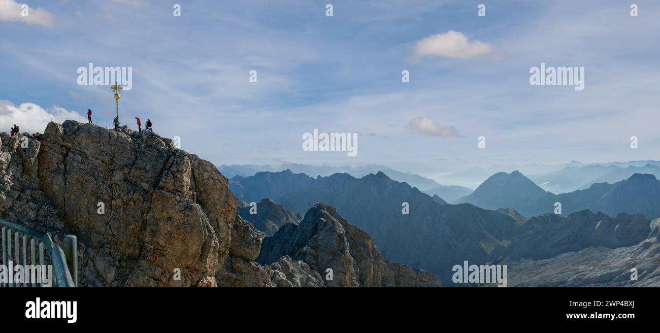 Sommet avec croix au sommet et vue de la Zugspitze, chaîne de Wetterstein, haute-Bavière, Bavière, Allemagne Banque D'Images