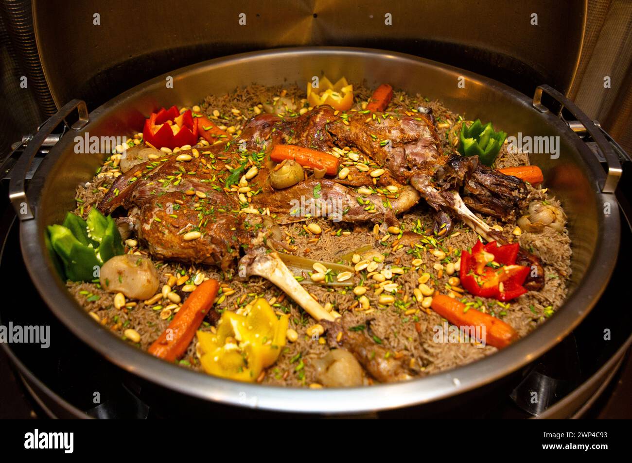 ouzi d'agneau ou mandi d'agneau dans un buffet arabe Banque D'Images