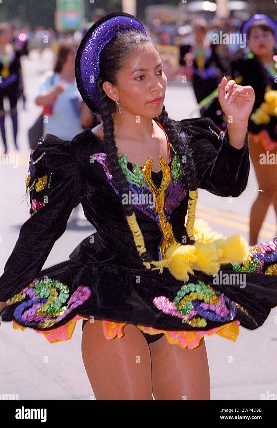 Une belle femme dans une troupe de danse bolivienne danse Banque D'Images