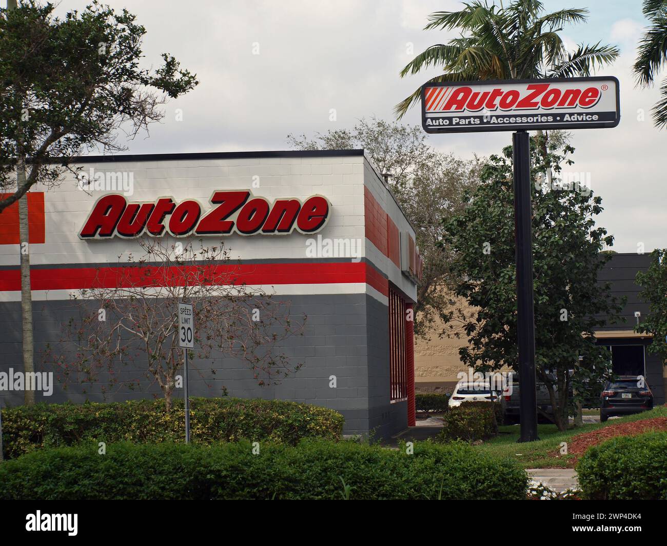 Miami, Floride, États-Unis - 24 février 2024 : magasin AutoZone à West Kendall. Banque D'Images