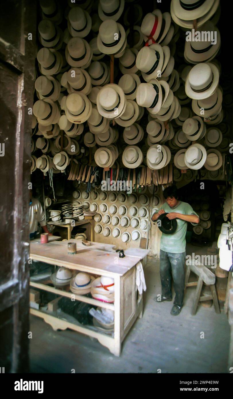 Mad Hatter, fabricant de chapeaux panama à Ambato, Équateur Banque D'Images