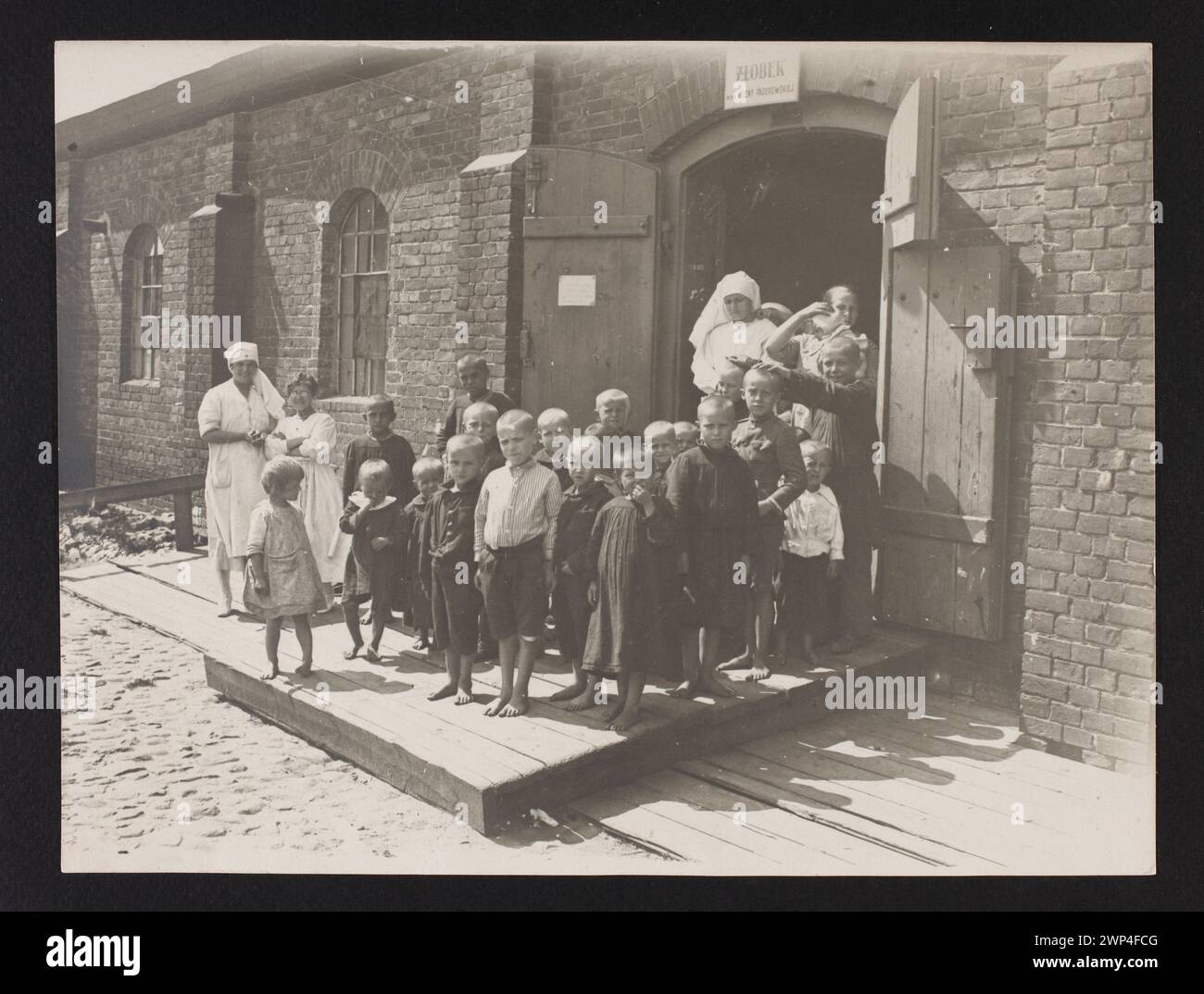 Baraks pour les réfugiés sur les poviats. Orphelinat ; Warsaw Photographic Agency (Varsovie ; 1920-1922) ; 08,1920 (1920-00-00-1920-00-00) ; Paderewska, Helena (1856-1934), Paderewska, Helena (1856-1934)-iconographie, Powązki (district de Varsovie), Varsovie (Voïvodie de Masovie), enfants, Szyldy, réfugiés, guerre polono-bolchevique (1919-1920), achat (provenance), pépinières Banque D'Images