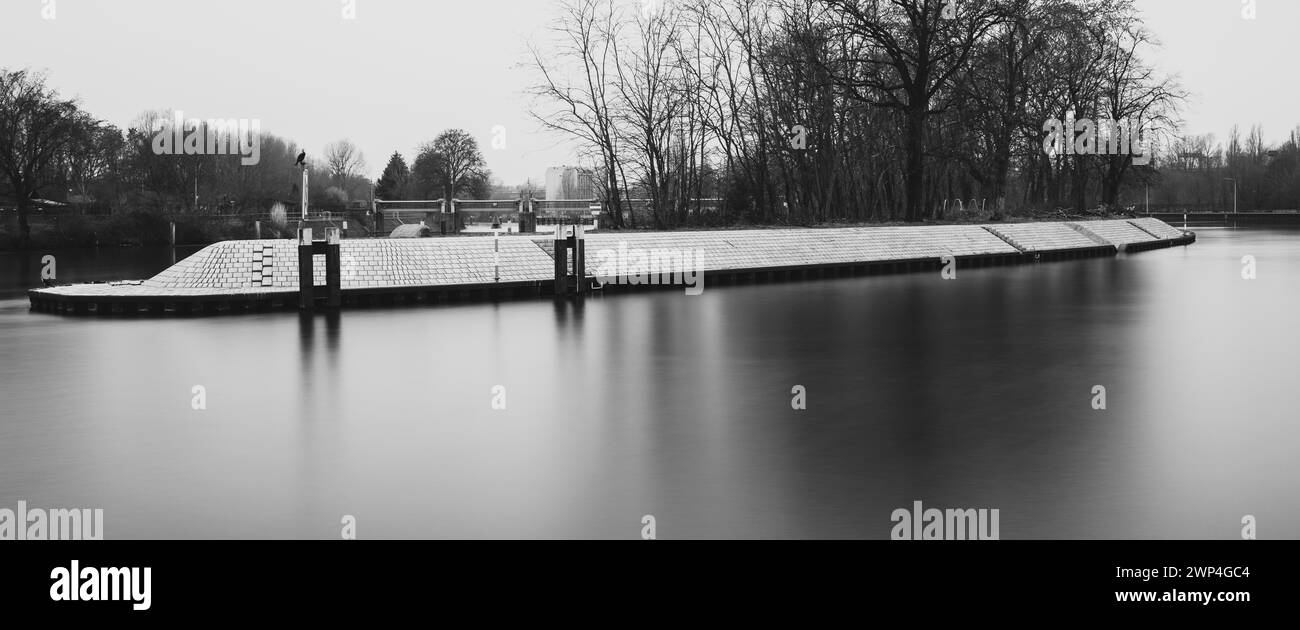 Langzeitbelichtung, Schleusenkanal auf der Spree in Berlin-Charlottenburg, Berlin, Deutschland Banque D'Images