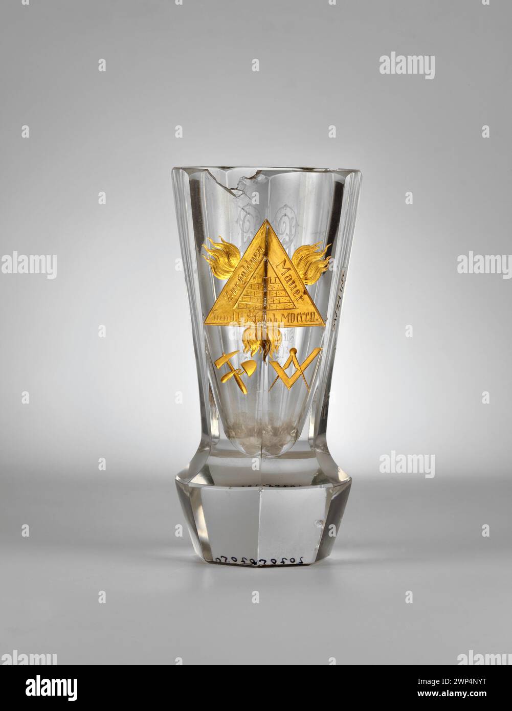 La coupe maçonnique CZ Onka Lo y 'Zur Goldenen Mauer' de Bautzen, vers 1901, est faite de verre et décorée de symboles maçonniques dont la boussole, le charbon, le marteau, la truelle et le triangle. Banque D'Images
