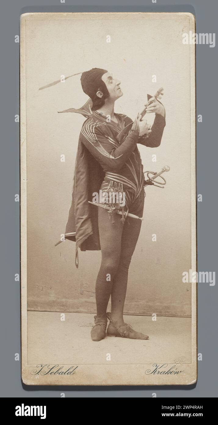 Portrait de profil de Kazimierz Kami dans le rôle de 'Faust' de Goethe au Théâtre Municipal de Cracovie, 1904, montrant costume complet, présence sur scène et représentation théâtrale. Banque D'Images
