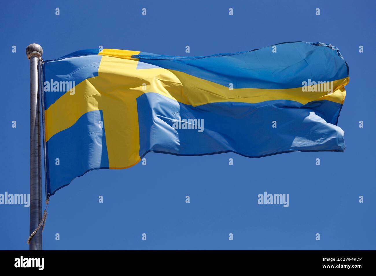21.02.2024, Doha, QAT - Nationalfahne von Schweden. Aussen, Aussenaufnahme, Beflaggung, Europa, europaeisch, Fahne, Flagge, flattern, flatternd, Freisteller, gehisst, Himmel, Laenderfahne, Laenderflagge, Landesflagge, Nationalfahne, Nationalfarbe, Nationalflagge, Nationalstolz, niemand, Nordeuropa, QF, Querformat, Schweden, Schwedenfahne, Schwedenflagge, schwedisch, Skandinavien, skandinavisch, Staatsfahne, Staatsflagge, Staatssymbol, wehen, wehend, vent, Windig, Wirtschaft 240221D081DOHA.JPG *** 21 02 2024, Doha, QAT drapeau national de Suède dehors, extérieur, drapeau, Europe, européen, drapeau, Banque D'Images