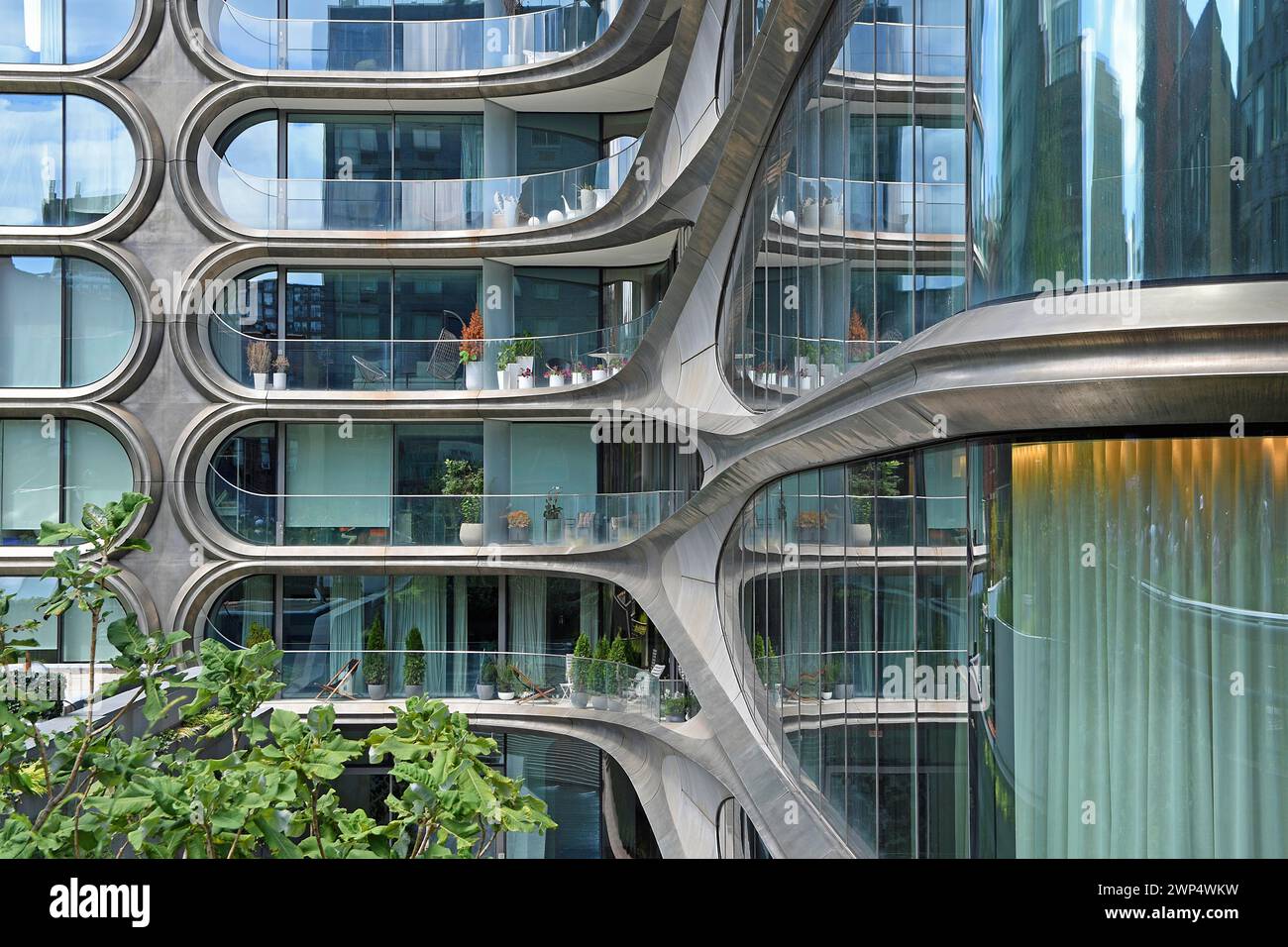 Façade d'un immeuble résidentiel 520 West 28th Street par l'architecte Zaha Hadid, à High Line Park, Hudson Yards, quartier de Chelsea, West Manhattan, N. Banque D'Images