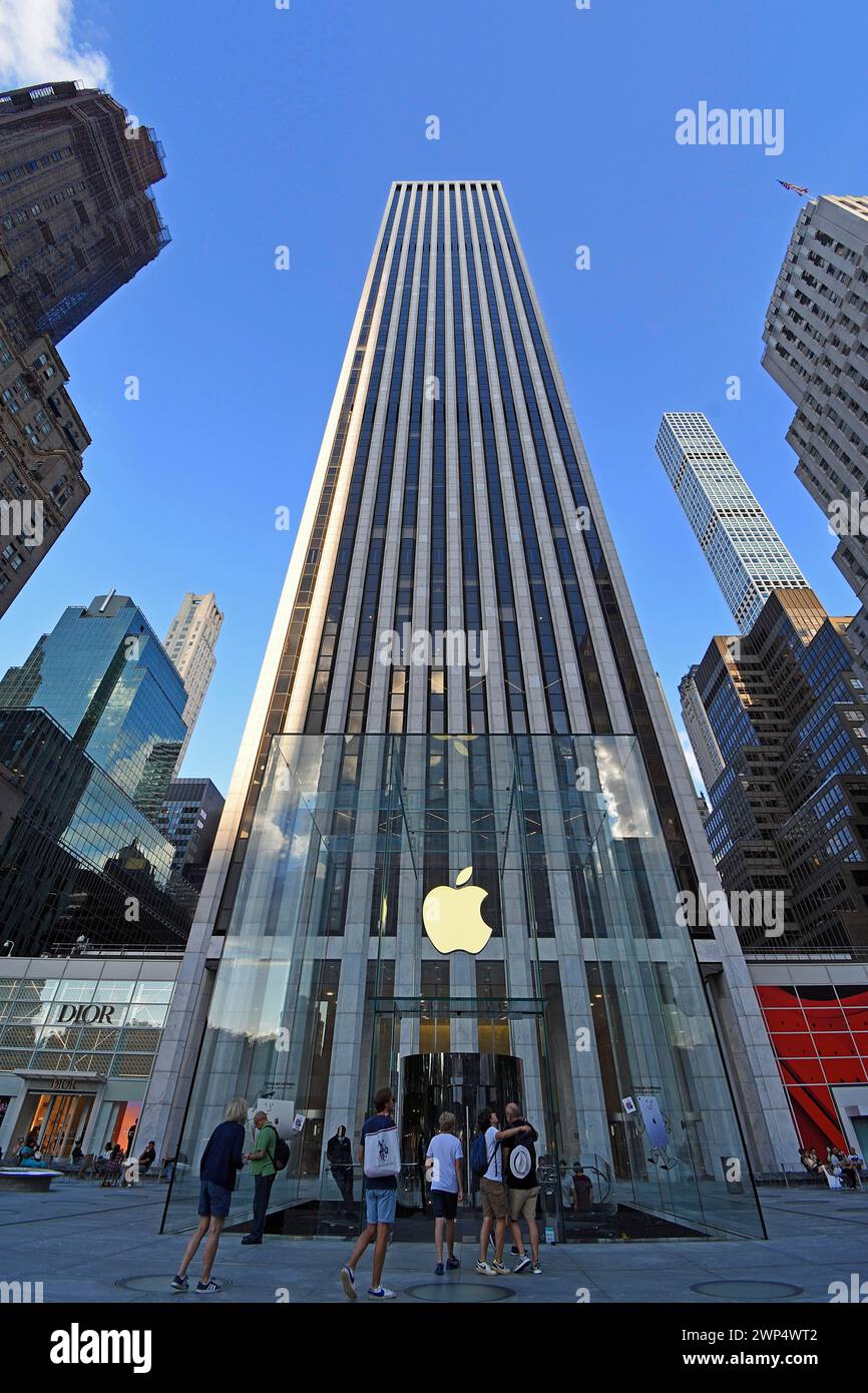 Entrée de l'Apple Store dans l'immeuble de grande hauteur General Motors, à Grand Army Plaza, en arrière-plan 432 Park Avenue, Midtown Manhattan, New Banque D'Images