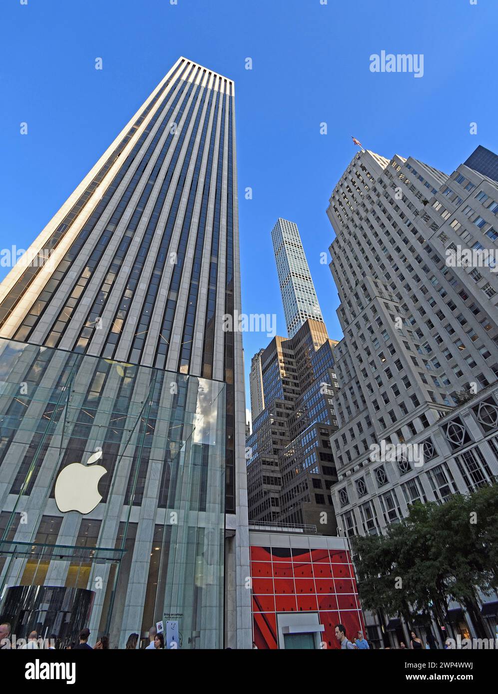 Entrée de l'Apple Store dans l'immeuble de grande hauteur General Motors, à Grand Army Plaza, en arrière-plan 432 Park Avenue, Midtown Manhattan, New y Banque D'Images