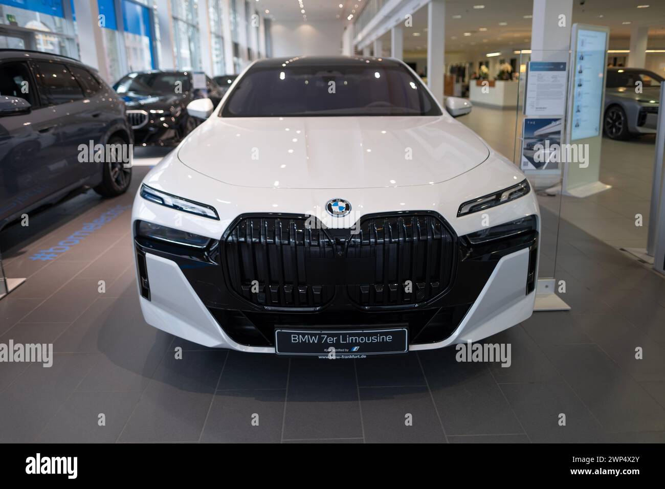 Blanc bmw 7er Limousine G70, luxueuse bmw i7 2024 berline tout électrique puissante, véhicules électriques, technologie avancée écologique dans l'indu automobile Banque D'Images