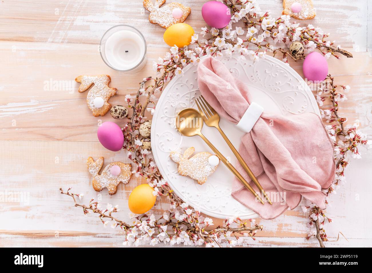 Table de Pâques avec œufs colorés et biscuits lapins faits maison Banque D'Images