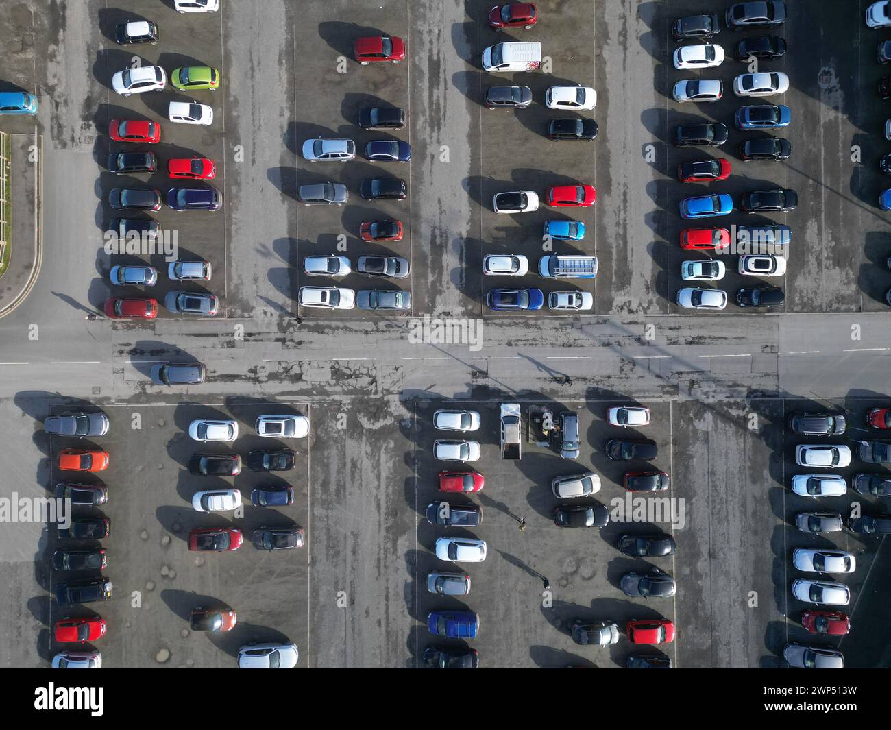 Vue aérienne d'un parking avec voitures garées et places UK en 2024 Banque D'Images