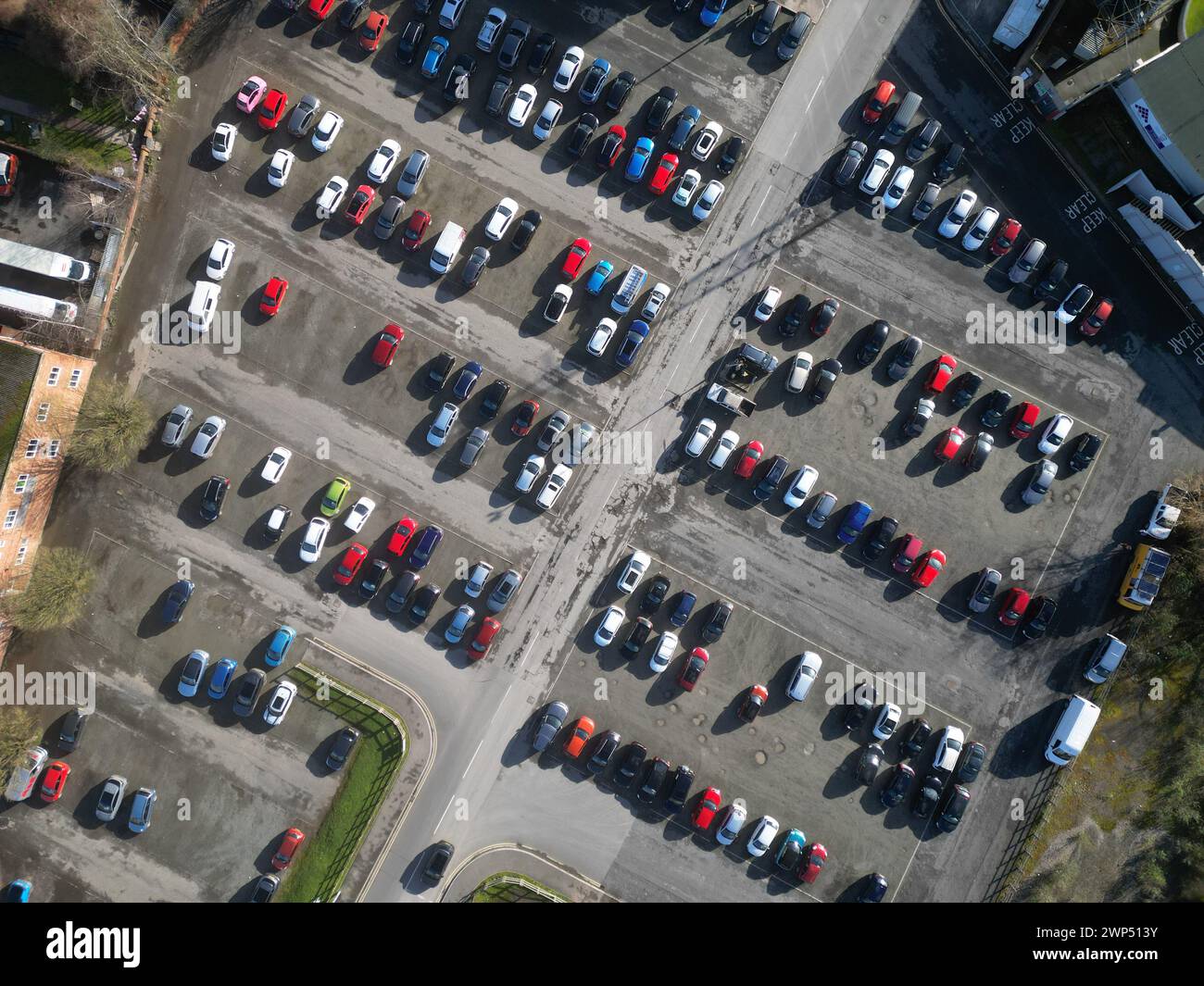 Vue aérienne d'un parking avec voitures garées et places UK en 2024 Banque D'Images