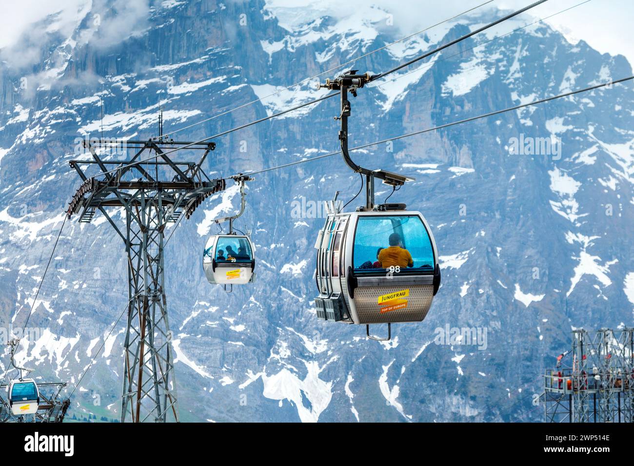 Premier téléphérique de Gondola (Firstbahn) allant jusqu'à la première montagne, en Suisse Banque D'Images