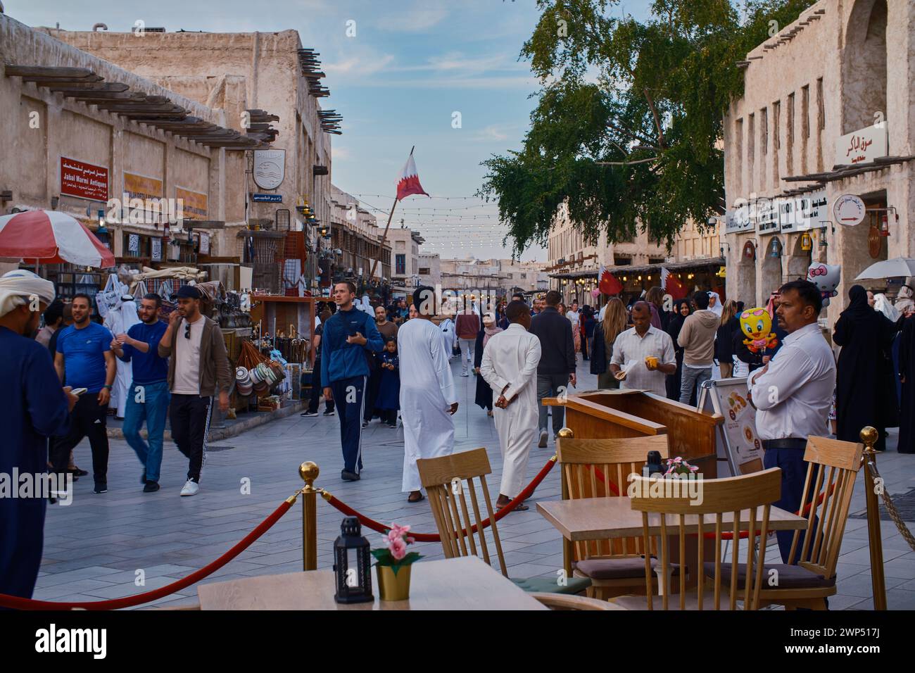 Souq Waqif Doha, Qatar rue principale photo de l'après-midi montrant un magasin traditionnel de textile arabe, des restaurants et des cafés Banque D'Images