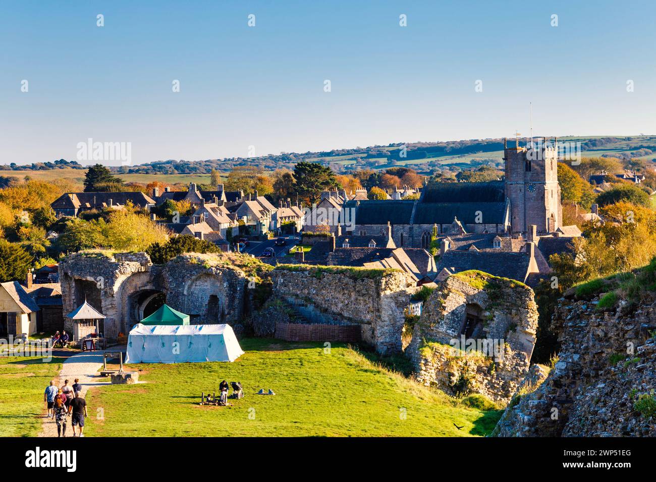 Vue sur Corfe Castle Village, ruines du château et équipements Edward, King & Martyr Church, Dorset, Angleterre Banque D'Images