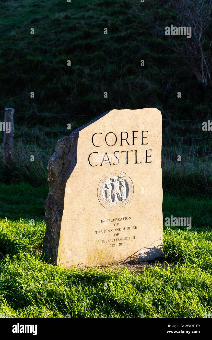 Pierre de célébration du jubilé de diamant de la reine Elizabeth II au château de Corfe, Dorset, Angleterre Banque D'Images