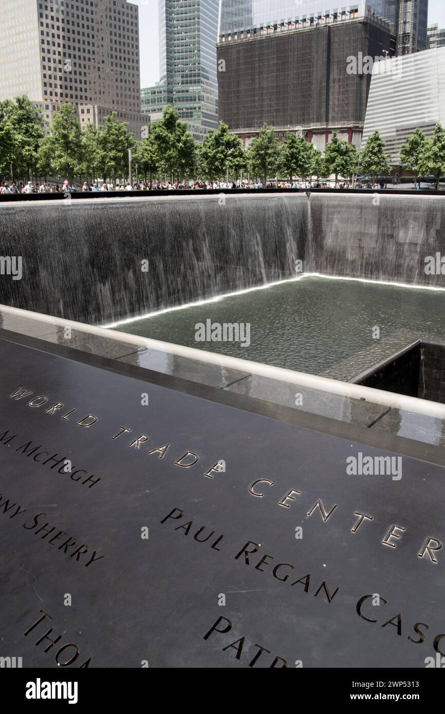 Le bassin réfléchissant du Mémorial de 9/11 à New York, avec les bâtiments environnants reflétés dans l'eau. Banque D'Images