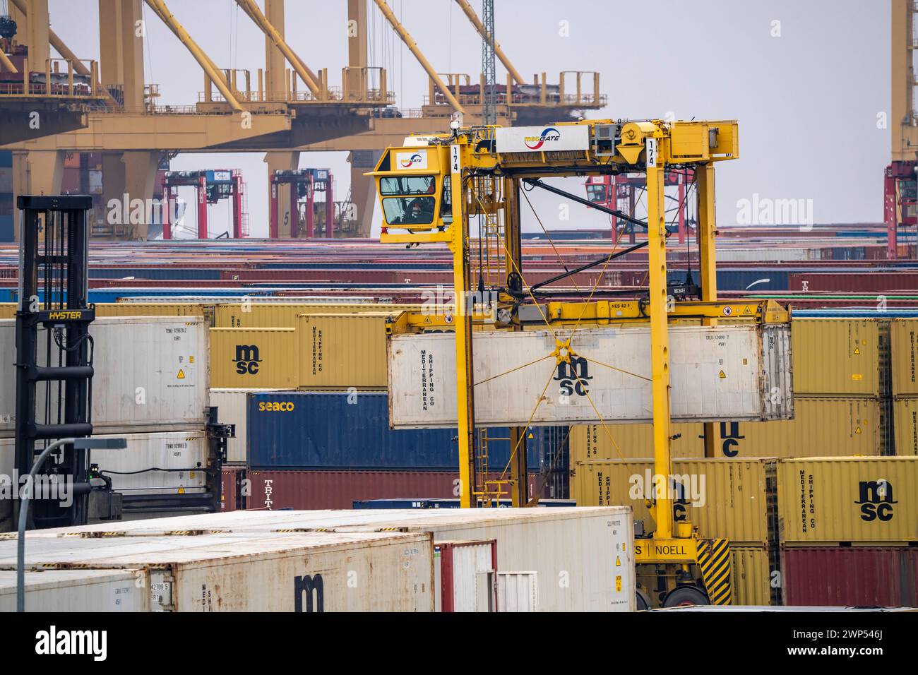 Containerterminal im Seehafen Bremerhaven, Eurogate Container terminal mit fast 50 Containerbrücken, Kränen, auf einer Länge von über 4 KM an der Wesermündung, Portalhubwagen bringen die Container von und zu den Containerschiffen, bzw. Lagern sie zwischen, Bremerhaven, Bremen, Deutschland Container terminal Bremerhaven *** terminal à conteneurs dans le port maritime de Bremerhaven, Eurogate Container terminal avec près de 50 portiques à conteneurs, grues, sur une longueur de plus de 4 KM à l'embouchure de la Weser, les transporteurs à cheval apportent les conteneurs vers et depuis les navires porte-conteneurs, ou les stockent entre, br Banque D'Images