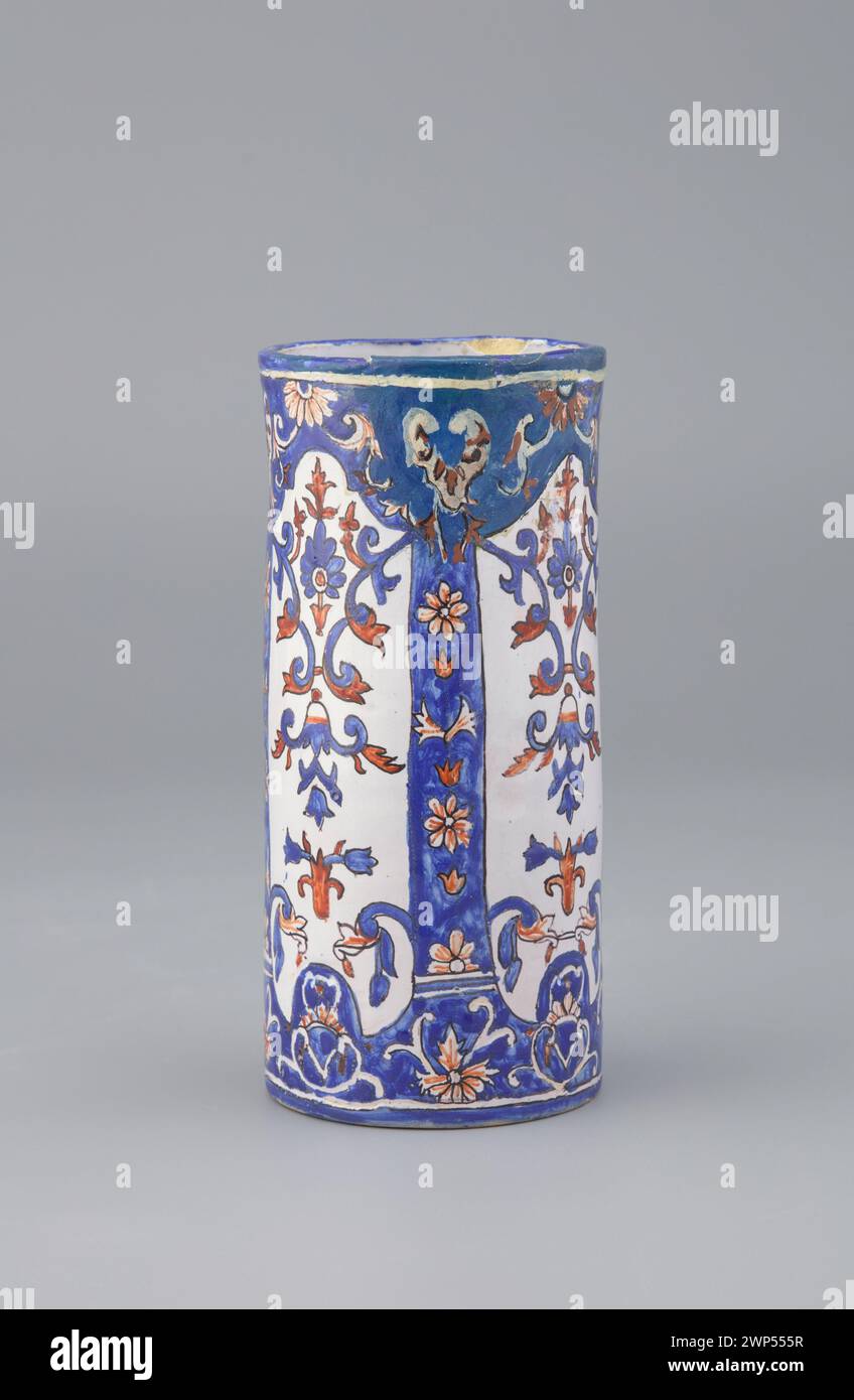 Vase cylindrique en céramique créé à Manufaktura Majoliki à Nieborów entre 1881 et 1886, attribué à Kazimiera Berg, montrant des formes décoratives traditionnelles. Banque D'Images