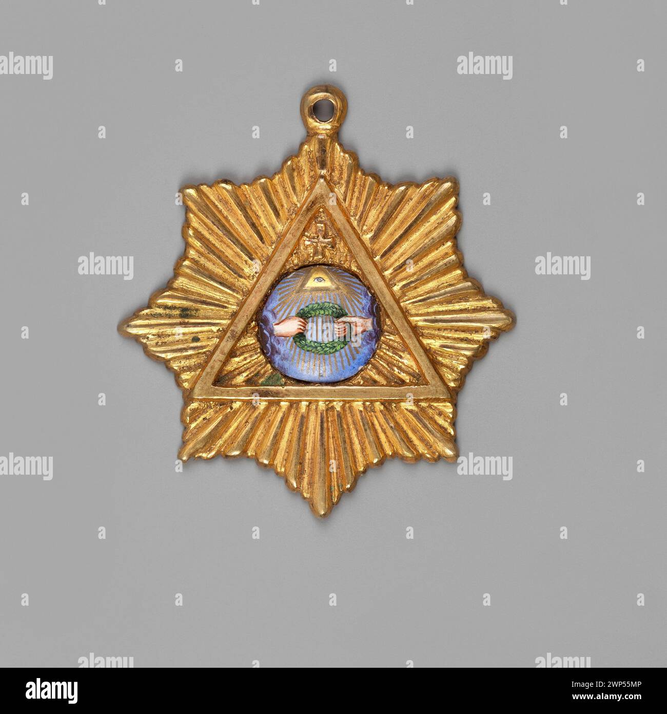 Badge de 'Zur Einigkeit' de Gdańsk, daté vers 1880, avec une étoile rayonnante, des initiales, un emblème de triangle et des couronnes de laurier, associé aux loges de franc-maçonnerie. Banque D'Images