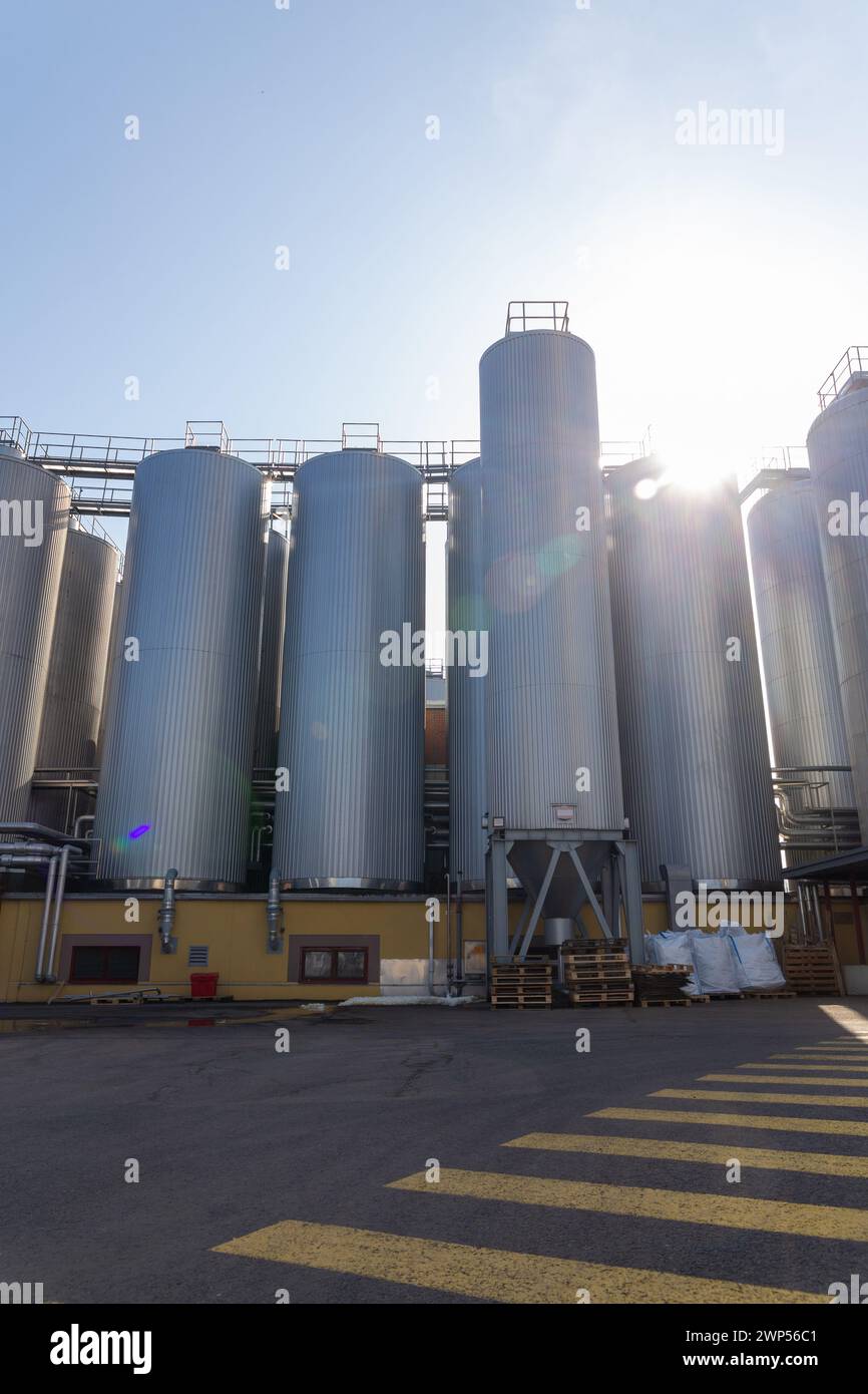 Les silos ou réservoirs de brasserie sont généralement utilisés pour stocker de l'orge ou de la bière fermentée. Équipement de brasserie extérieur avec réservoirs et tuyaux en acier inoxydable. Banque D'Images