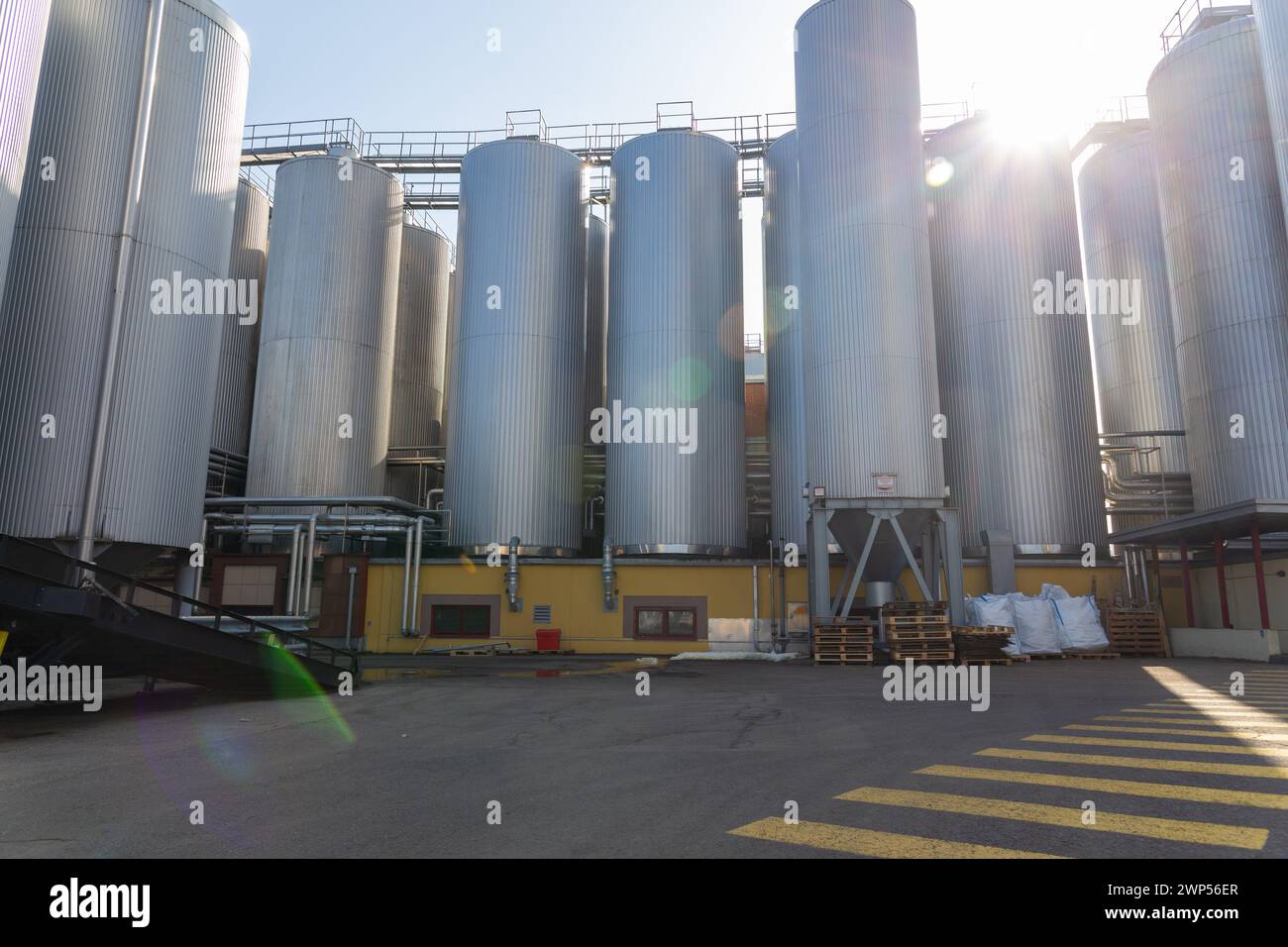 Les silos ou réservoirs de brasserie sont généralement utilisés pour stocker de l'orge ou de la bière fermentée. Équipement de brasserie extérieur avec réservoirs et tuyaux en acier inoxydable. Banque D'Images