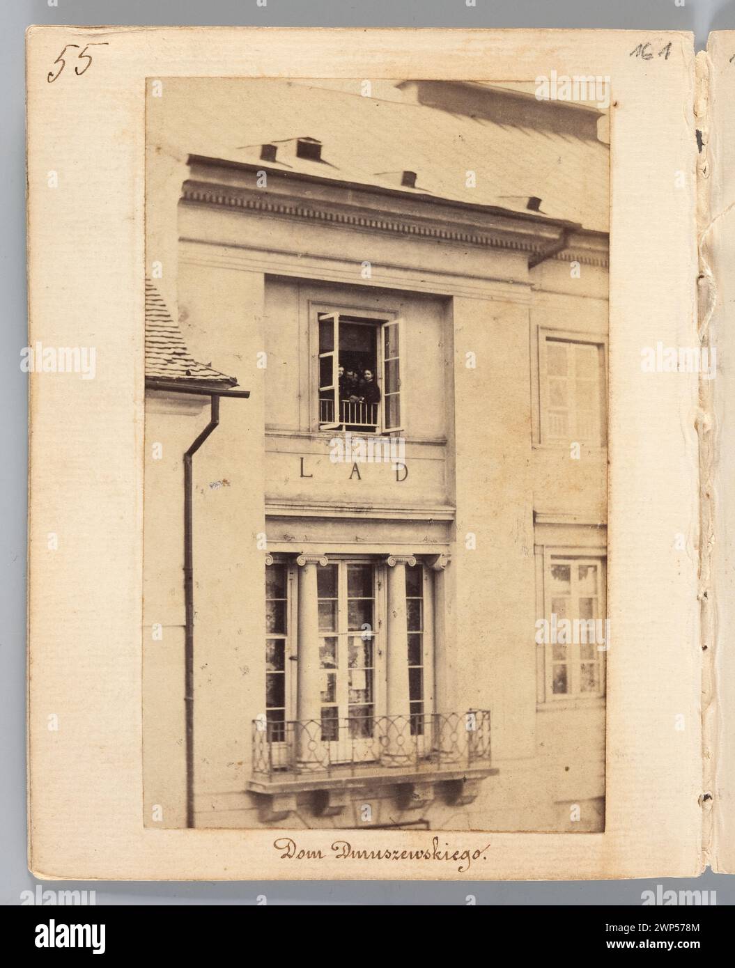 Varsovie. 'Dmuszewski Dom' (vue depuis le bâtiment du théâtre jusqu'au fragment de la façade de la maison d'habitation de Leon Dmuszewski à Wierzbowa Street. Dans la fenêtre des employés de Kurier Warszawski) ; Beyer, Karol (1818-1877) ; 1861-1863 (1861-00-00-1863-00-00) ; Dmuszewski, Ludwik Adam (1777-1847), Dmuszewski, Ludwik Adam (1777-1847) - iconographie, courrier de Varsovie (Varsovie - magazine - 1821-1939), Méyet, Léopold (1850-1912) - collection, Varsovie (Voïvodie Masovienne), Wierzbowa (Varsovie - rue), balcons, cadeau (provenance), détails architecturaux, maison de location de Dmuszewski Leon (Warsa Banque D'Images