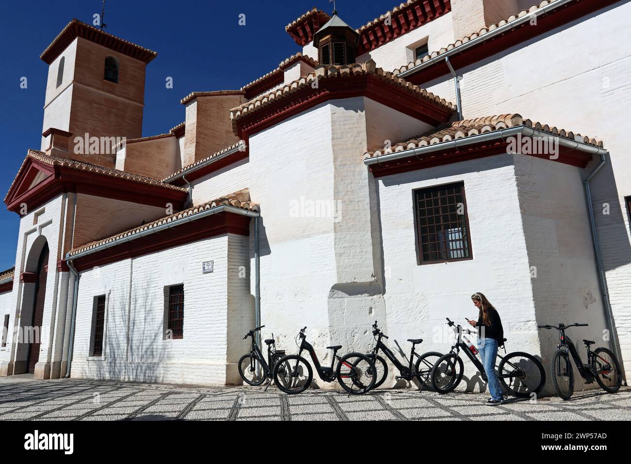 Un groupe de vélos stationnés à l'extérieur de l'Iglesia de San Nicolàs sur la Plaza Mirador de San Nicolàs, quartier de Albaicín à Grenade, Andalucía, Espagne. Banque D'Images