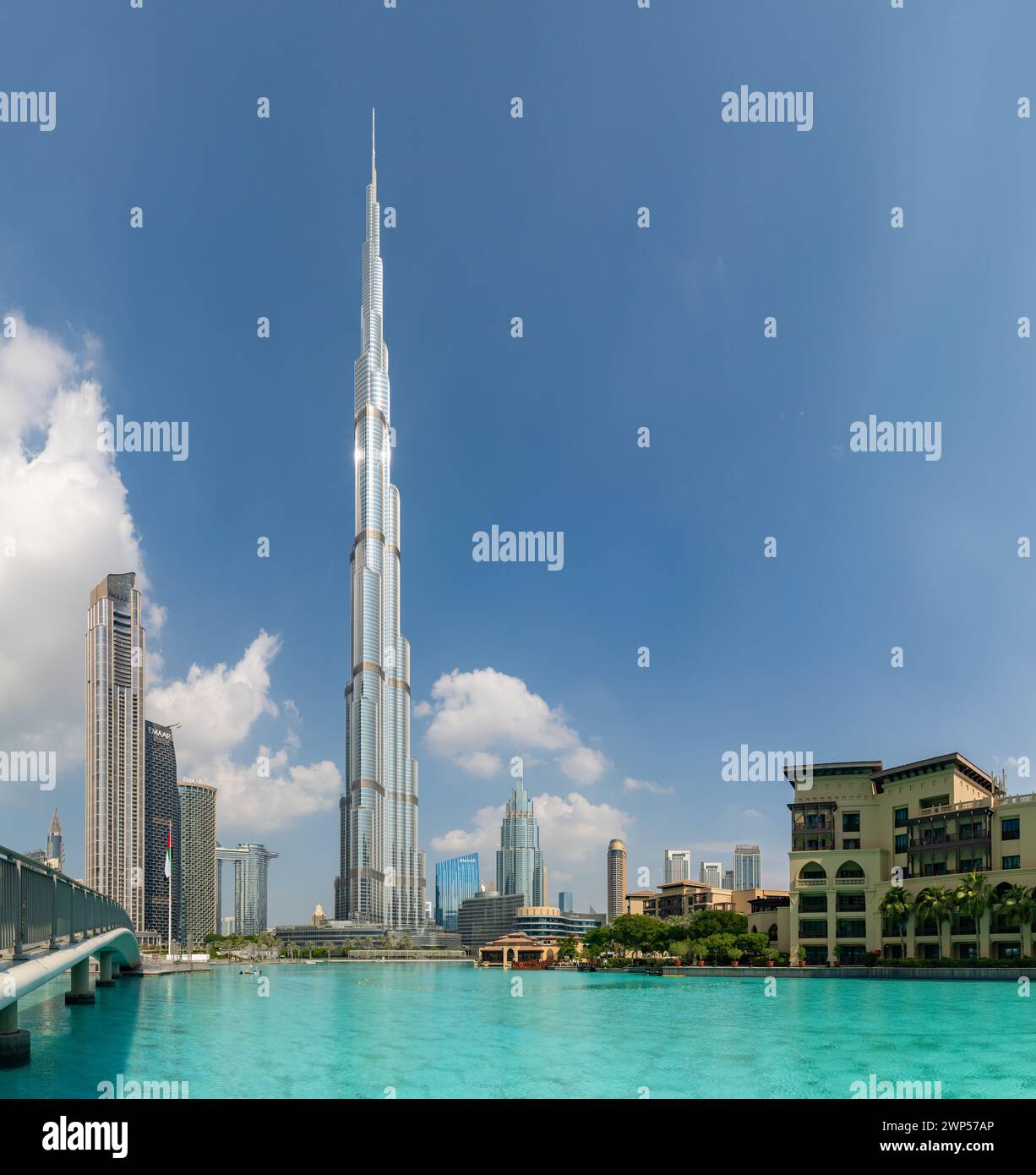 Une photo du Burj Khalifa dominant les bâtiments du centre-ville de Dubaï et les eaux bleues du lac Burj Khalifa. Banque D'Images