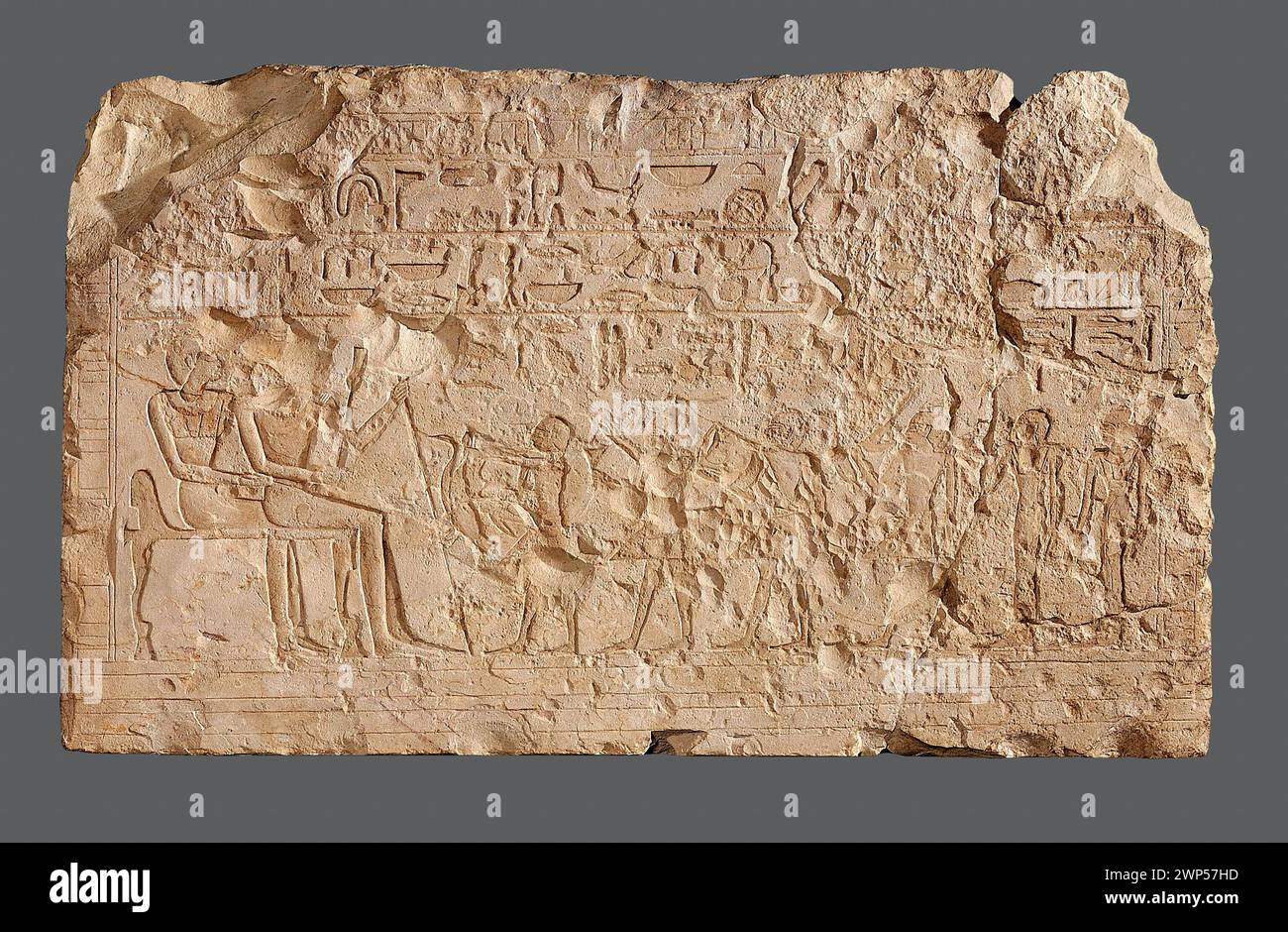 Un cadre funéraire datant de 2278 à 2184 av. J.-C. dans l'Égypte de l'ancien Empire représentant Hathor, Pepi II, Sabni, des scènes rituelles, des hiéroglyphes, et prêtresses, fouillées à Edfou et conservées avec de la documentation franco-polonaise. Banque D'Images