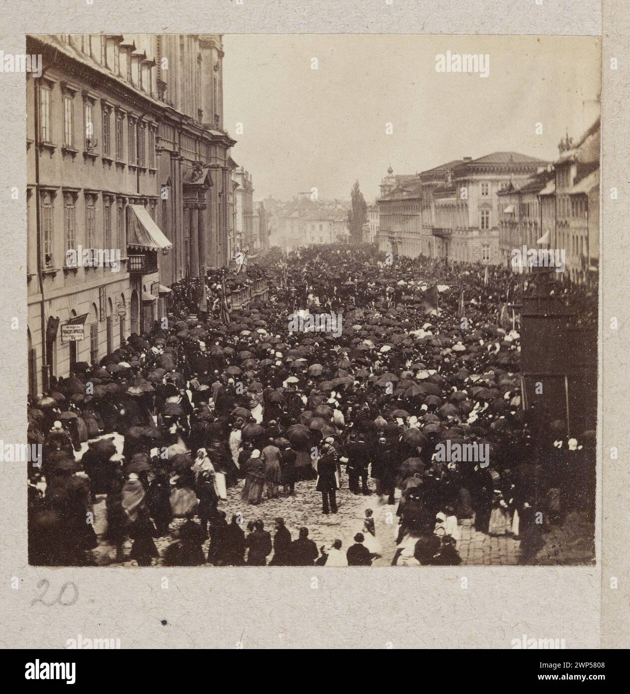 Varsovie. La procession du à cause du corps dans la banlieue de Cracovie devant l'église. Krzy A. ; Beyer, Karol (1818-1877) ; 02.06.1861 (1861-00-00-1861-00-00) ; Corpus Christi, Krakowskie Przedmieście (Varsovie - rue), Méyet, Léopold (1850-1912) - collection, année 1861, art de la photographie (Varsovie - exposition - 1990), Varsovie (Voïvodie masovienne), Dar (provenance), église de personnes Krzyża (Varsovie), processions, acte testamentaire (provenance), photosensible (Varsovie - exposition - 2009) Banque D'Images