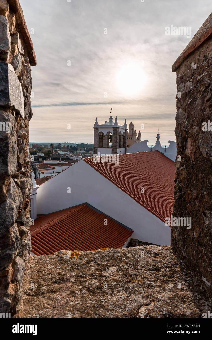 Portugal voyage culturel, excursions en ville et sites intéressants vue sur les toits de la ville Serpa et l'église de Santa Maria in Alentejo Banque D'Images