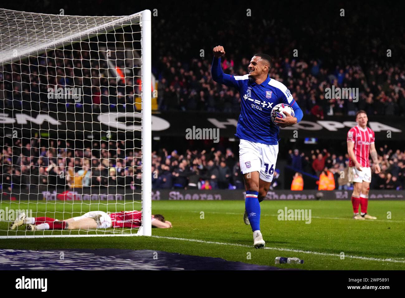 Ali Al-Hamadi d'Ipswich Town célèbre le troisième but de son équipe du match, marqué par son coéquipier Leif Davis (non représenté) alors que les joueurs de Bristol City semblent déçus lors du match du Sky Bet Championship à Portman Road, Ipswich. Date de la photo : mardi 5 mars 2024. Banque D'Images