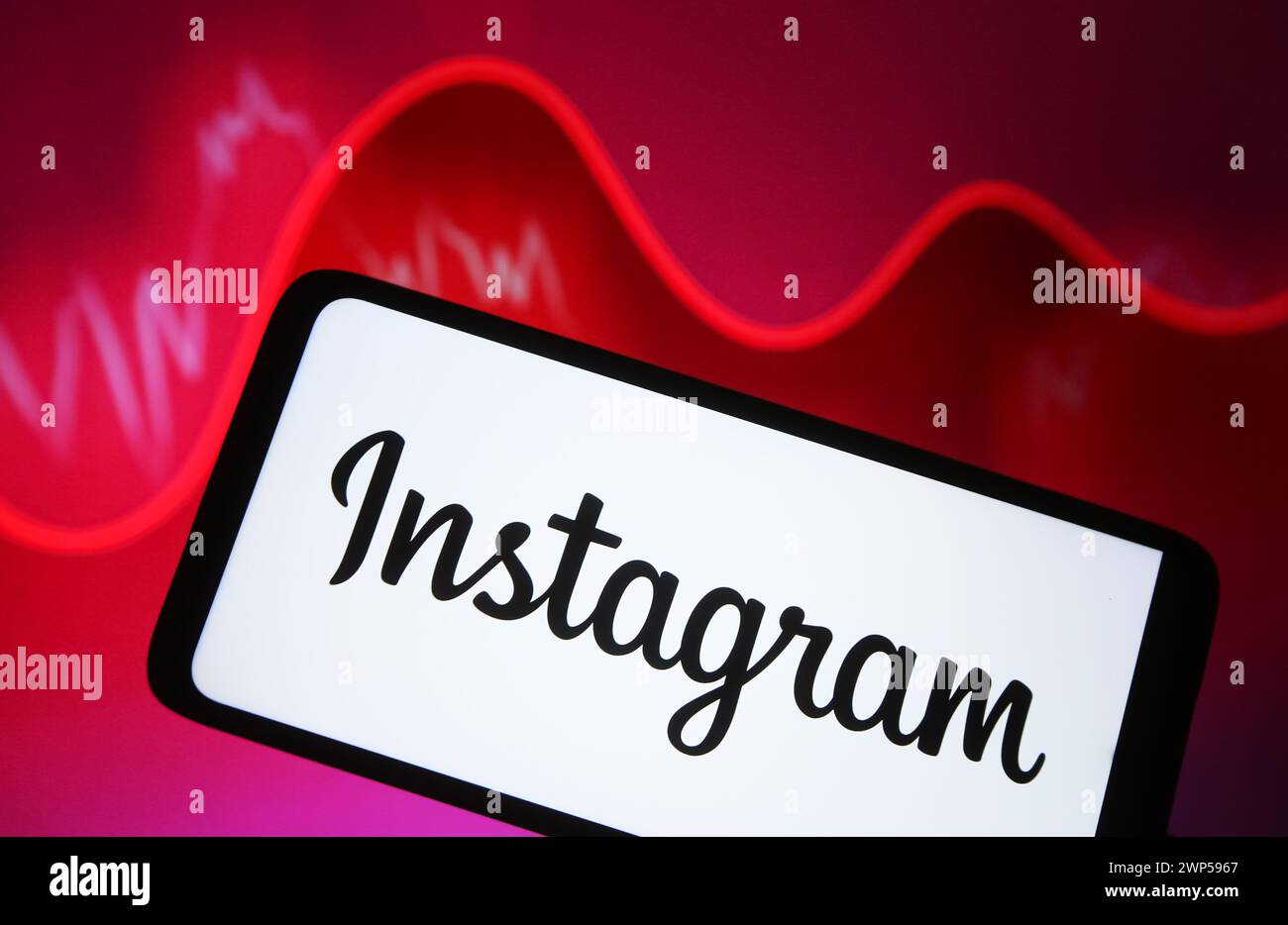 Ukraine. 5 mars 2024. Dans cette illustration photo, un logo Instagram est vu affiché sur l'écran d'un smartphone. Facebook et Instagram de Meta sont en panne dans le monde entier, et les utilisateurs ne peuvent pas accéder aux comptes, apparemment par les médias. WhatsApp et TikTok se sont également écrasés, selon certains médias. (Crédit image : © Pavlo Gonchar/SOPA images via ZUMA Press Wire) USAGE ÉDITORIAL SEULEMENT! Non destiné à UN USAGE commercial ! Banque D'Images