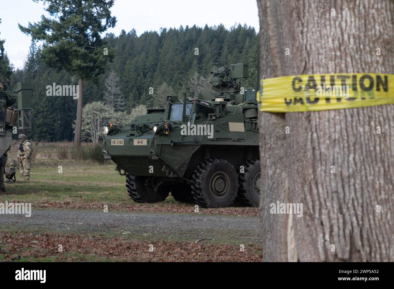 Un véhicule blindé Stryker de l'armée américaine, affecté à Alpha Company, 23rd Brigade Engineer Battalion "Spearhead", 1st Infantry Division, 2nd Stryker Brigade combat Team, 7th Infantry Division, est prêt à charger dans la zone d'opérations pour aider à l'exercice de charge de la ligne de déminage sur la base conjointe Lewis-McChord, Washington, le 2 février, 2024. Le MICLIC organise la préparation en fournissant des améliorations technologiques ainsi que des capacités de croissance, qui améliorent la portée, la létalité et l'engagement des pelotons. (Photo de l'armée américaine par la PFC Rayonne Bissant) Banque D'Images