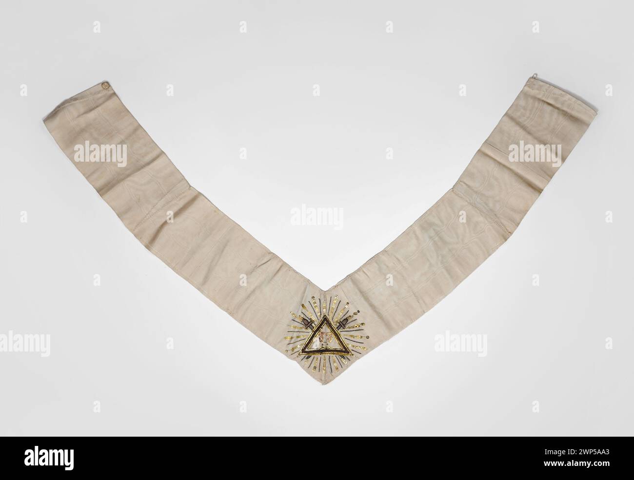 Document du début du XIXe siècle représentant une initiation au 33e degré de la RSDU, avec des symboles maçonniques, y compris des épées croisées et un triangle, associés aux loges de franc-maçonnerie. Banque D'Images